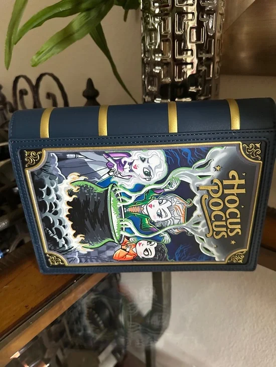 Hocus Pocus Decorative Book Clutch /crossbody Cauldron Art Loungefly NWT Disney - Picture 8 of 8